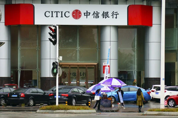 Los Peatones File Caminan Junto Una Sucursal Del Banco Citic —  Fotos de Stock