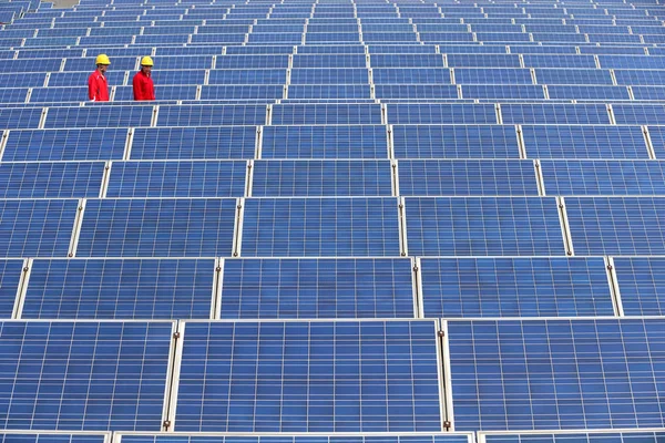 2016년 21일 산둥성 지모시의 공장에서 태양광 발전소에서 태양광 패널을 점검하는 — 스톡 사진