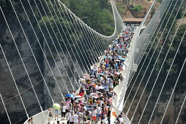 Turistas Lotam Ponte Fundo Vidro Mais Longa Mais Alta Mundo — Fotografia de Stock