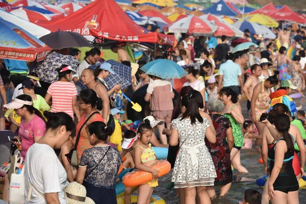 Vakantiegangers Menigte Een Strandresort Koelen Een Warme Dag Dalian Stad — Stockfoto