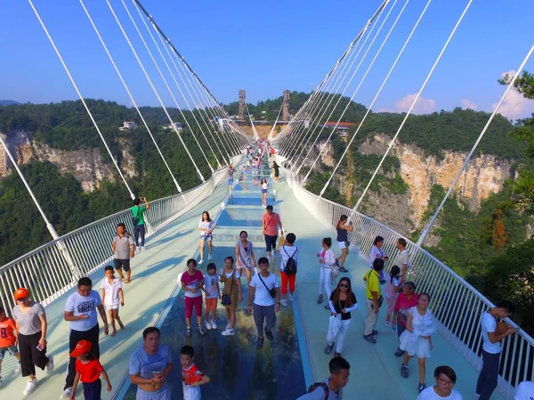 Tłum Turystów Świecie Najdłuższy Najwyższy Most Szklanym Dnem Nad Grand — Zdjęcie stockowe