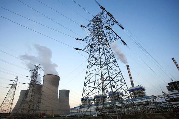 High Voltage Power Lines Mounted Pylons Transmit Electricity Generated Coal — Stock Photo, Image