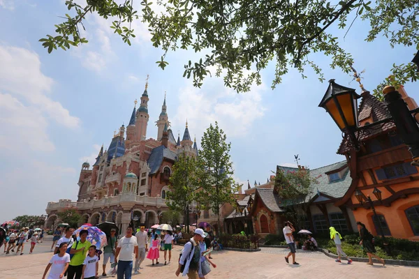 Άνθρωποι Επισκέπτονται Την Disneyland Της Σαγκάης Στο Shanghai Disney Resort — Φωτογραφία Αρχείου