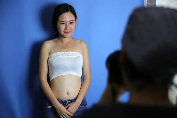 Китайский Врач Фотографирует Модель Юаньюань Перед Операцией Груди Лице Больнице — стоковое фото