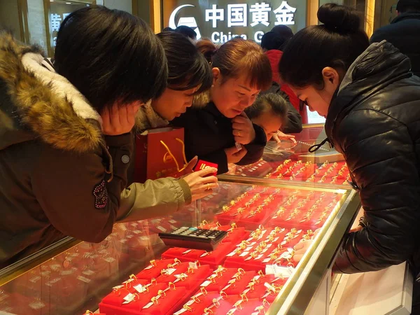 Clientes Chineses Compram Ornamentos Ouro Uma Joalharia Cidade Yichang Província — Fotografia de Stock