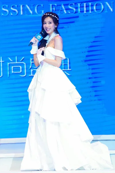 Modelo Actriz Taiwanesa Lin Chi Ling Vestida Con Vestido Papel — Foto de Stock