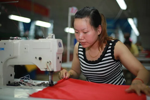 Китайский Рабочий Шьет Национальный Флаг Франции Фабрике Shaoxing Xiangying Textile — стоковое фото
