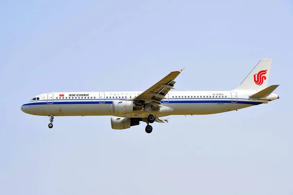 Egy Airbus A321 Utasszállító Repülőgép Air China Készül Leszállni Pekingi — Stock Fotó