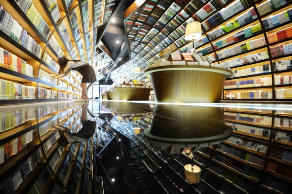 Chiński Pracownik Wyświetla Książki Zhongshuge Bookstore Mieście Yangzhou Wschodnia Chiny — Zdjęcie stockowe