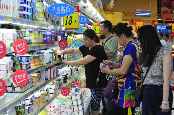 Clientes Chinos Compran Yogur Supermercado Ciudad Nanjing Provincia Jiangsu Este —  Fotos de Stock