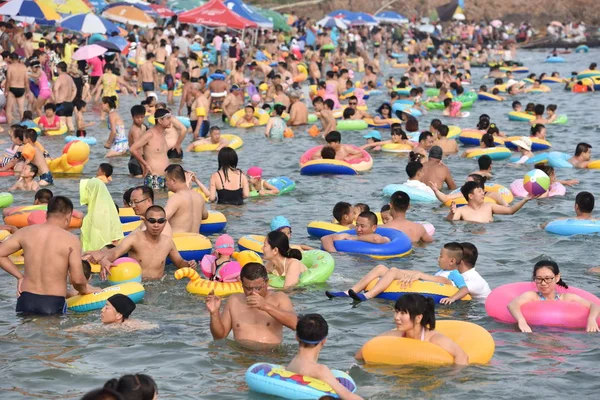 Rekreantů Dav Beach Resort Ochladit Pařák Dalian City Severovýchodní Čínské — Stock fotografie