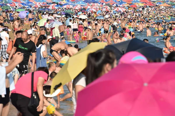 Semesterfirare Folkmassan Badort Svalna Brännhet Dag Dalian City Liaoning Provinsen — Stockfoto