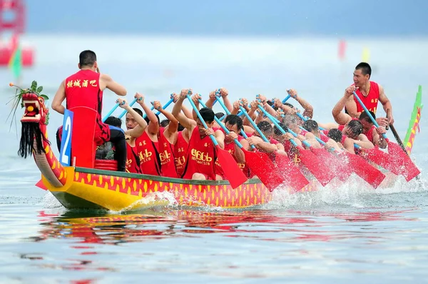 Los Participantes Compiten Una Carrera Barcos Dragón Celebrada Para Celebrar —  Fotos de Stock