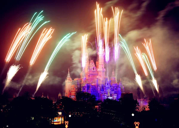 Los Fuegos Artificiales Explotan Sobre Castillo Disney Por Noche Shanghai — Foto de Stock