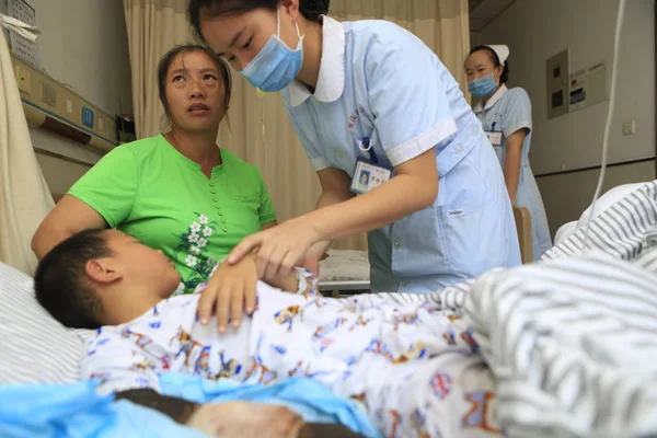 Kinesisk Sjuksköterska Undersöker Nio Gammal Pojke Lei Lei Ett Sjukhus — Stockfoto