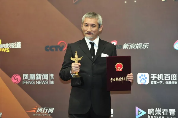 Director Hong Kong Tsui Hark Posa Con Trofeo Durante Los — Foto de Stock