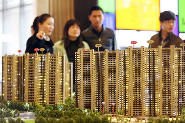 中国购房者在中国东部江苏省南京市一个住宅物业项目的销售中心查看住房模型 — 图库照片