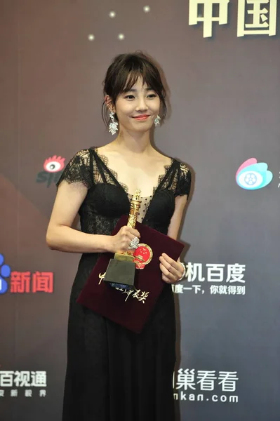 Actriz China Bai Baihe Posa Con Trofeo Durante Los 16º — Foto de Stock
