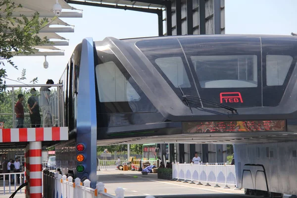 Transit Förhöjda Bus Teb Avbildas Fumin Väg Qinhuangdao Stad Norra — Stockfoto