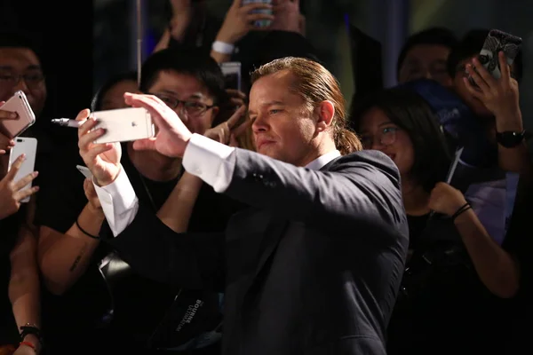 Amerykanin Aktor Matt Damon Selfie Fanami Czerwonym Dywanie Premierze Swojego — Zdjęcie stockowe