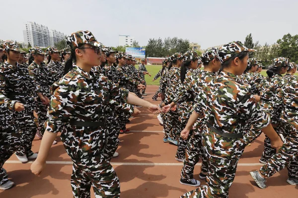 Fiatal Kínai Diákok Részt Vesznek Egy Katonai Tréningen Perzselő Nap — Stock Fotó