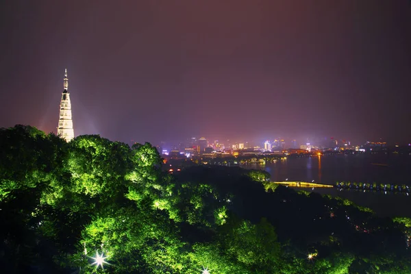 Vista Noturna Torre Baochu Montanha Baoshi Cidade Hangzhou Província Zhejiang — Fotografia de Stock