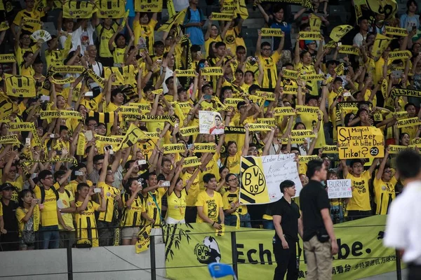 Los Fanáticos Del Fútbol Chino Sostienen Pancartas Para Mostrar Apoyo — Foto de Stock