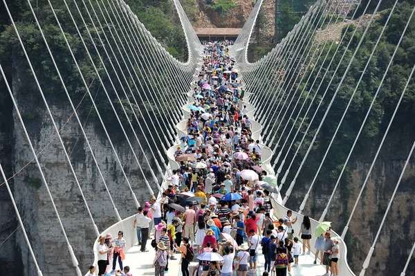 Turistas Lotam Ponte Fundo Vidro Mais Longa Mais Alta Mundo — Fotografia de Stock