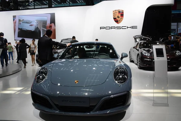 Chinese Visitors Look Porsche Sports Car Display Auto Show Shenzhen — стоковое фото