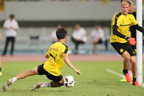 Shinji Kagawa Sol Takım Arkadaşları Borussia Dortmund Uygulama Shanghai Için — Stok fotoğraf