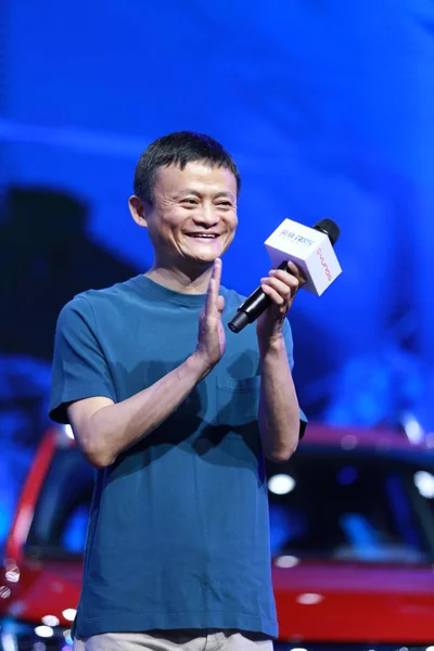 Джек Юнь Председатель Alibaba Group Улыбается Стартовом Мероприятии Внедорожника Roewe — стоковое фото