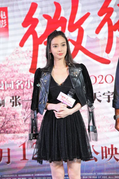 香港模特兼女演员安吉拉巴比出席2016年8月7日在中国西南四川省成都市举行的宣传她的新片 O2O 的新闻发布会 — 图库照片