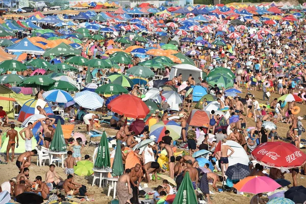 Holidaymakers Crowd Beach Resort Cool Scorching Day Dalian City Northeast — Stock Photo, Image