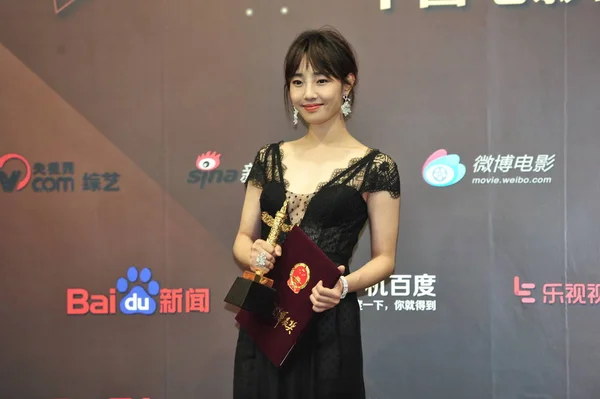 Chinese Actress Bai Baihe Poses Her Trophy 16Th China Huabiao — Stock Photo, Image