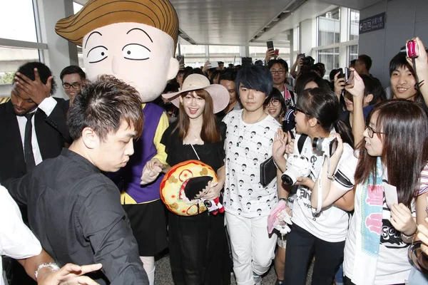 日本の歌手 女優小嶋陽菜 Akb48 2016 香港の香港国際空港に着陸した後ファンの群衆が続いてとして反応する日本のアイドル グループのセンター — ストック写真