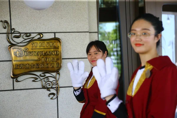 Des Employés Chinois Saluent Devant Hôtel Shanghai Disneyland Shanghai Disney — Photo