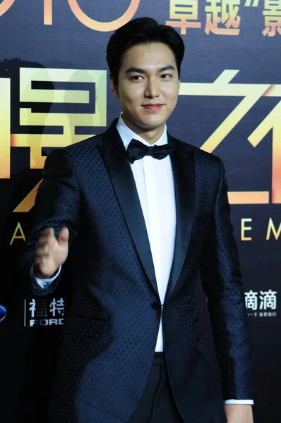 2016年6月13日 韩国演员李敏浩在中国上海出席2016年微博电影颁奖仪式的红毯上 — 图库照片