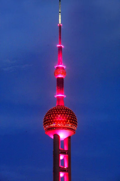 Oriental Pearl Tower Iluminada Vermelho Para Torcer Por Atletas Chineses — Fotografia de Stock