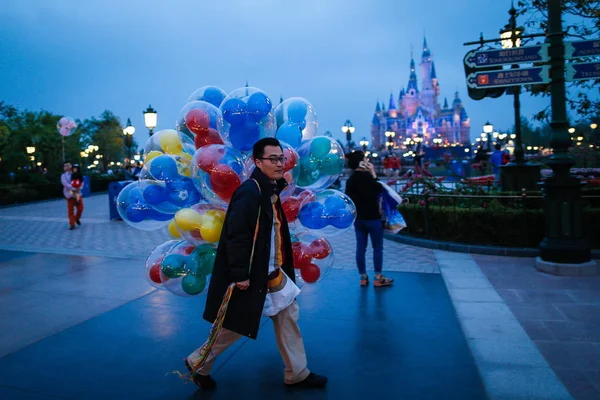 File Empleado Chino Vende Globos Mickey Mouse Shanghai Disneyland Durante —  Fotos de Stock