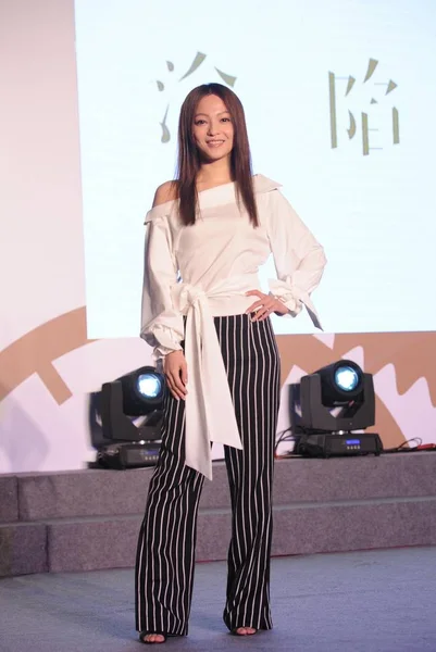 台湾の歌手アンジェラチャン リリース彼女の新しい音楽アルバム合計秋北京 2016 日の記者会見に出席します — ストック写真