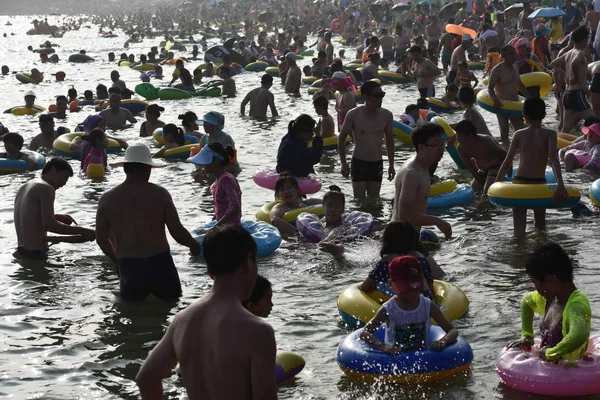 Rekreantů Dav Beach Resort Ochladit Horkém Dni Dalian City Severovýchodní — Stock fotografie