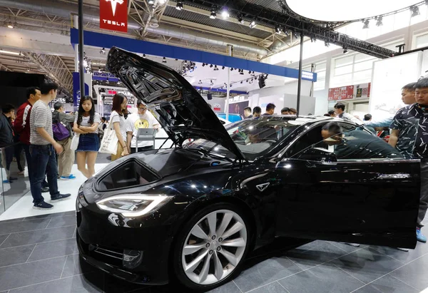 Chinese Bezoekers Uitproberen Kijken Naar Een Tesla Model Elektrische Auto — Stockfoto