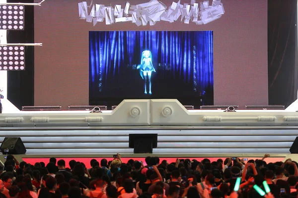 Crowd Visitors Watch Performance Hatsune Miku Humanoid Persona Voiced Singing — Stock Photo, Image