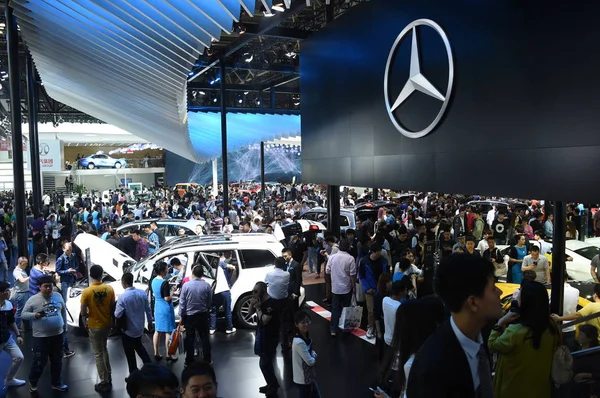 Návštěvníci Zaplavují Stojan Mercedes Benz Během Peking Mezinárodní Automobilové Výstavy — Stock fotografie