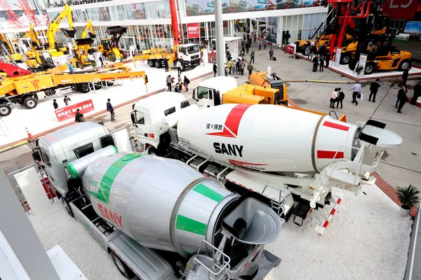 Visitantes Olham Para Caminhões Betoneira Outras Máquinas Construção Sany Exposição — Fotografia de Stock