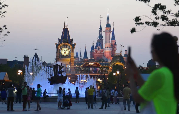 Turistas Passam Por Uma Fonte Frente Entrada Disneylândia Xangai Shanghai — Fotografia de Stock