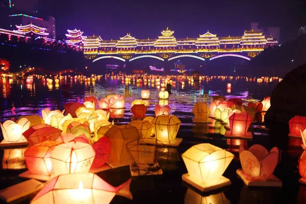 Lanternas Flutuam Longo Rio Zijiang Depois Serem Liberadas Pelos Moradores — Fotografia de Stock