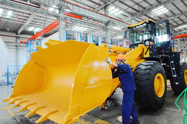 2016年7月11日 中国山东省山东省魏坊市一家工厂 一名中国工人正在组装推土机 — 图库照片