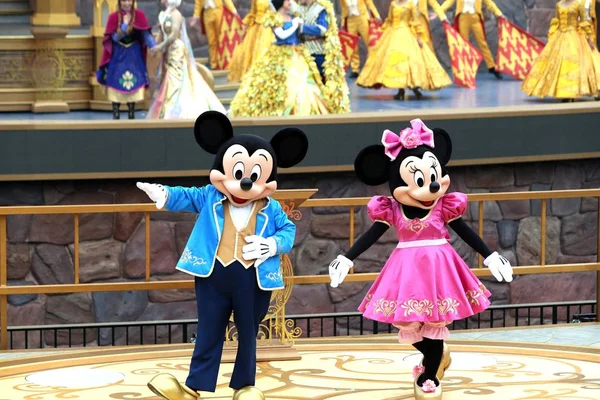 Entertainers Gekleed Mickey Mouse Minnie Mouse Kostuums Presteren Tijdens Openingsceremonie — Stockfoto