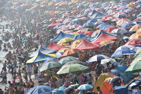 Vakantiegangers Menigte Een Strandresort Koelen Een Warme Dag Dalian Stad — Stockfoto